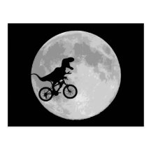 Dinosaure sur un vélo en ciel avec la lune carte postale