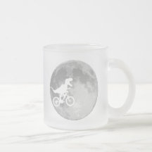 Dinosaure sur un vélo en ciel avec la lune tasse