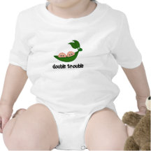 Double habillement de jumeau de garçon de problème t-shirts