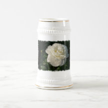 Double tasse de bière blanche de pivoines