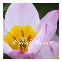 Douche nuptiale de fleur assez pourpre de tulipe cartons d'invitation personnalisés