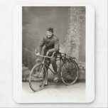 Doughboy de WWI USA et son vélo en France Tapis De Souris