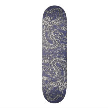 Dragon argenté sur la texture bleue de cuir d'ardo skateboards personnalisés