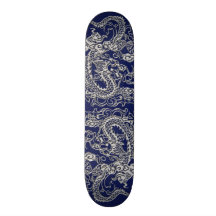 Dragon argenté sur la texture de cuir de bleu roya skateboards personnalisés