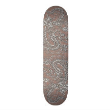 Dragon argenté sur la texture de cuir de Taupe Skateboards
