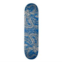 Dragon argenté sur la texture en cuir bleue de lap plateau de skateboard