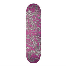 Dragon argenté sur la texture en cuir rose magenta planches à roulettes