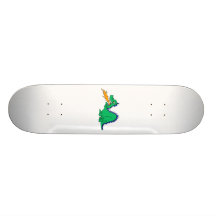 Dragon mignon fâché planches à roulettes