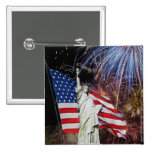 Drapeau américain, feux d'artifice et statue de la badges avec agrafe