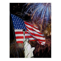 Drapeau américain, feux d'artifice et statue de la carte postale