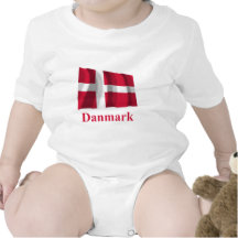 Drapeau de ondulation du Danemark avec le nom dans T-shirt
