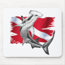 Drapeau de piqué avec le requin-plongeur de poisso tapis de souris