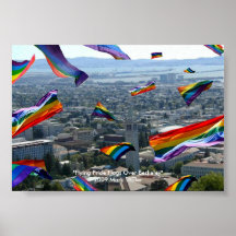 "Drapeaux de fierté de vol au-dessus de Berkeley " Affiche
