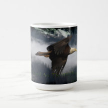 EAGLE CHAUVE et tasse BRUMEUSE de thé et de café d