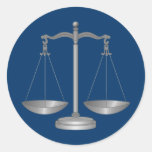 Échelles de justice autocollant rond