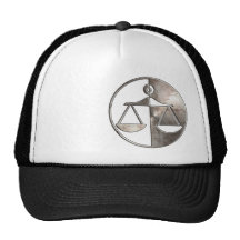 Échelles rocailleuses de justice casquettes