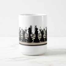 Échiquier avec des pièces d'échecs : tasse à café
