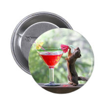 Écureuil buvant la boisson tropicale badge avec épingle