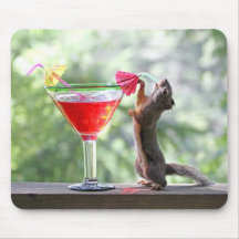 Écureuil buvant la boisson tropicale tapis de souris