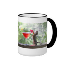 Écureuil buvant un cocktail tasse