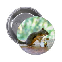 Écureuil jouant des tambours badges avec agrafe
