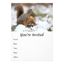 Écureuil mignon dans la neige avec l'arachide cartons d'invitation personnalisés