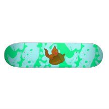 écureuil mignon de bébé plateaux de skateboards