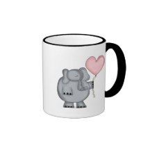 Éléphant avec le ballon de coeur tasse