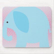 Éléphant bleu-clair sur le rose tapis de souris