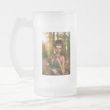 Elf en bois a givré la tasse de bière