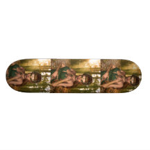 Elf en planche à roulettes en bois