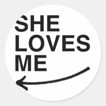 Elle m'aime .png (gauche) autocollant rond