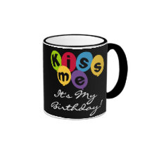Embrassez-moi que c'est mon anniversaire mug
