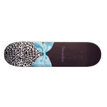 Empreinte de léopard à la mode et ruban bleu avec  planches à roulettes customisées