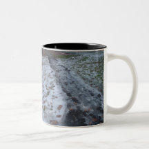 empreintes de pas dans la neige tasse à café