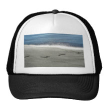 Empreintes de pas dans le sable casquette de camionneur