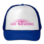 enfant au delà de chapeau de logo casquette