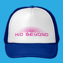 enfant au delà de chapeau de logo casquettes