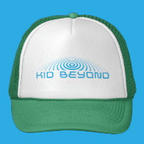 enfant au delà de chapeau de logo casquettes