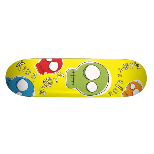 Enfants de patin de crâne skateboards