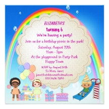 Enfants jouant dans des invitations de partie de t