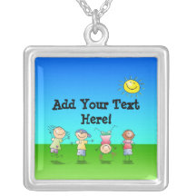 Enfants jouant dehors un jour ensoleillé pendentif