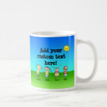 Enfants jouant dehors un jour ensoleillé tasse