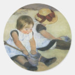 Enfants jouant sur la plage par Mary Cassatt Autocollant Rond