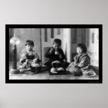 Enfants mangeant au Japon 1909 Posters