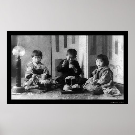 Enfants mangeant au Japon 1909 Posters