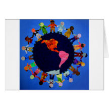 Enfants paisibles autour de la carte du monde