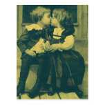 Enfants vintages, amour, Romance, un baiser innoce Carte Postale