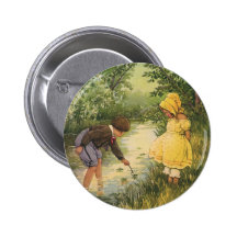 Enfants vintages, garçon et fille jouant par la cr badges avec agrafe
