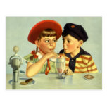 Enfants vintages, garçon et fille partageant une s cartes postales